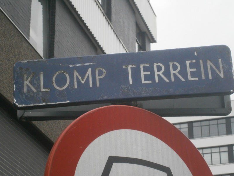 Klomp terrein straatnaambord.JPG