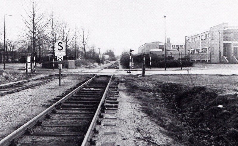 Wethouder Nijhuisstraat 1959 De kruising met het spoor naar Boekelo. Rechts gebouwen van de Gemeentelijke Reinigingsdienst..jpg