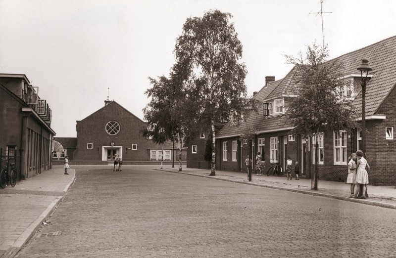 Dennenweg in de richting van de Maranathakerk aan de Elferinksweg.jpg