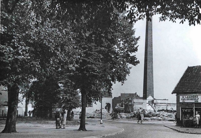 H.J. van Heekplein  gebombardeerde textielfabriek N.J. Menko N.V. met de karakteristieke vierkante schoorsteen Rechts poelier W. Lasonder.1946.jpg