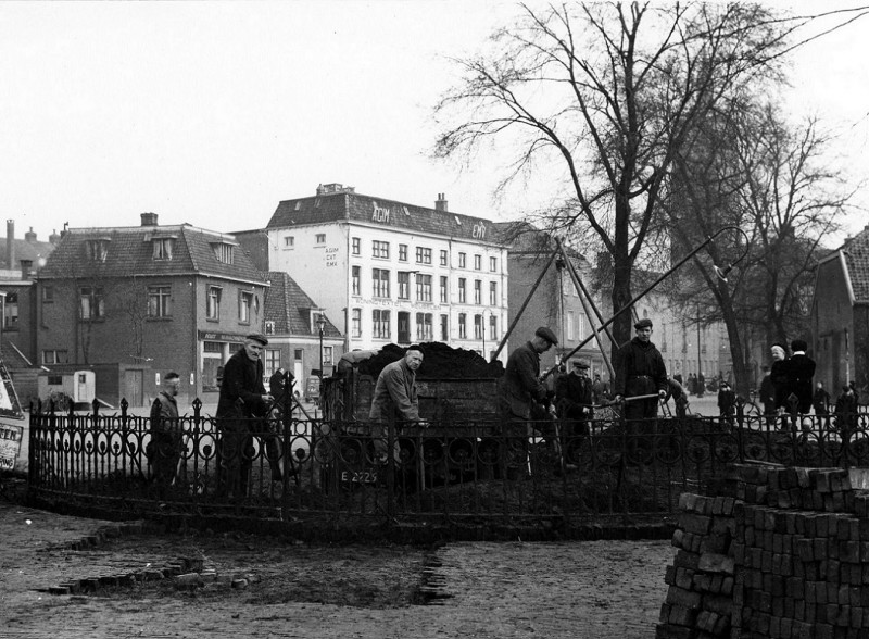 H.J. van Heekplein (oude) waar het nieuwe Van Loenshof ontstond. Het stadhuis is op de achtergrond zichtbaar..jpg