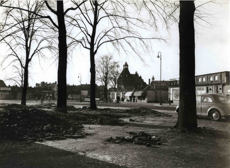 H.J. van Heekplein is opgebroken, dit gebied wordt veranderd in Van Loenshof. Rechts noodwinkels en daarachter Gemeentelijk Lyceum aan de C.F. Klaarstraat.1955.jpg
