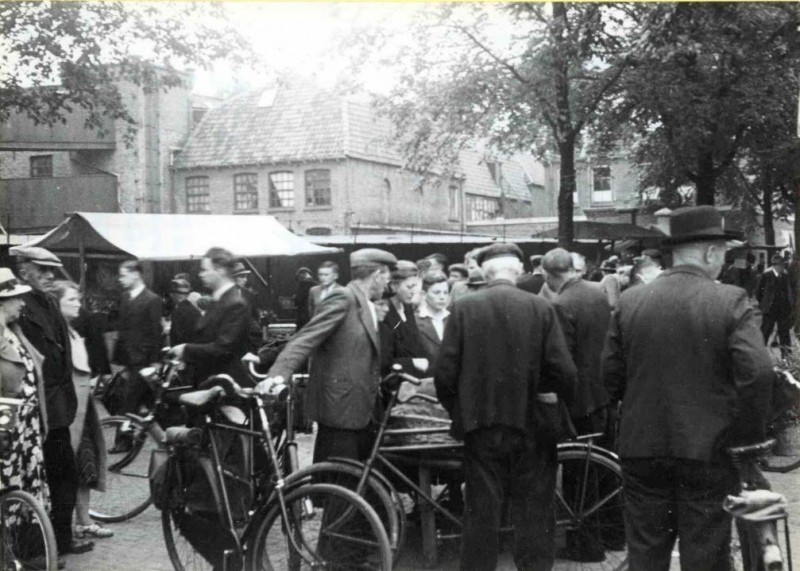 H.J. van Heekplein vroeger. 1943 Dinsdagmarkt. Achtergrond gedeelte textielfabriek NV Gerhard Jannink Thans van Loenshof..jpg