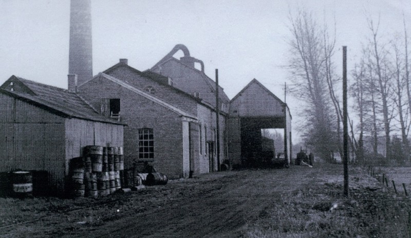 Arendsweg 1946 Turfstrooiselfabriek Gabriëls in buurtschap Broekheurne.jpg