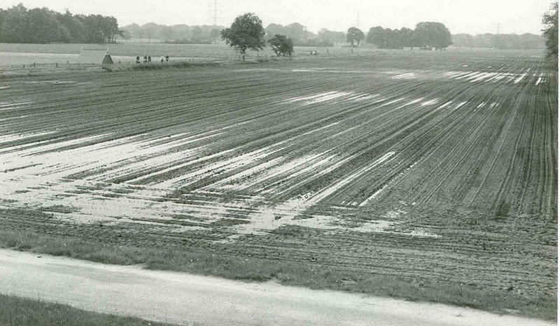 Kwinkelerweg juni 1983 Wateroverlast op de akkers.jpg