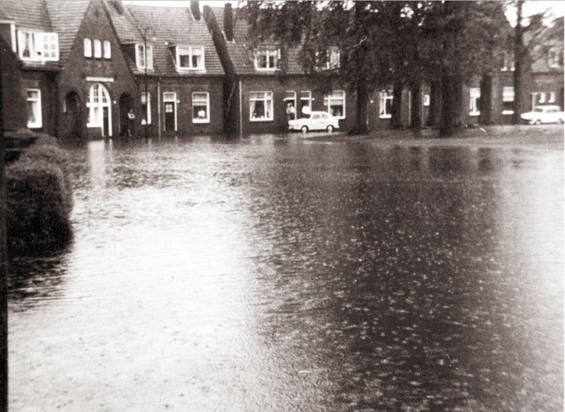 Drukkerstraat overstroming na regenbui 1960.jpg