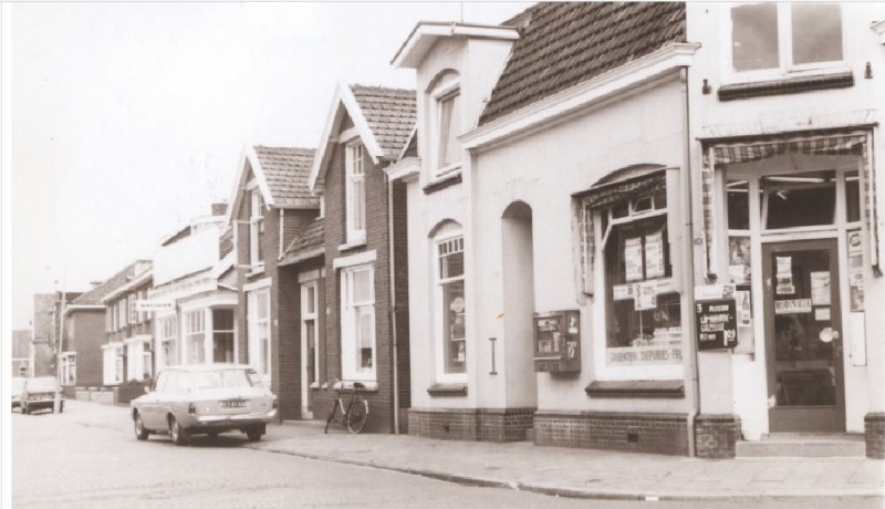 Hoge Bothofstraat 98 Voorzijde woningen op het kruispunt met de C.J. Snuifstraat, met levensmiddelenhandel Workel en rijwielhandel 1967.jpg