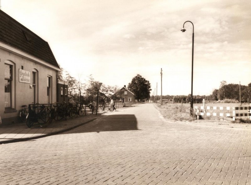 Horstlindeweg (later Horstlindelaan) vanaf de Deurningerstraat, met links Café Billiard Spitfire.jpg