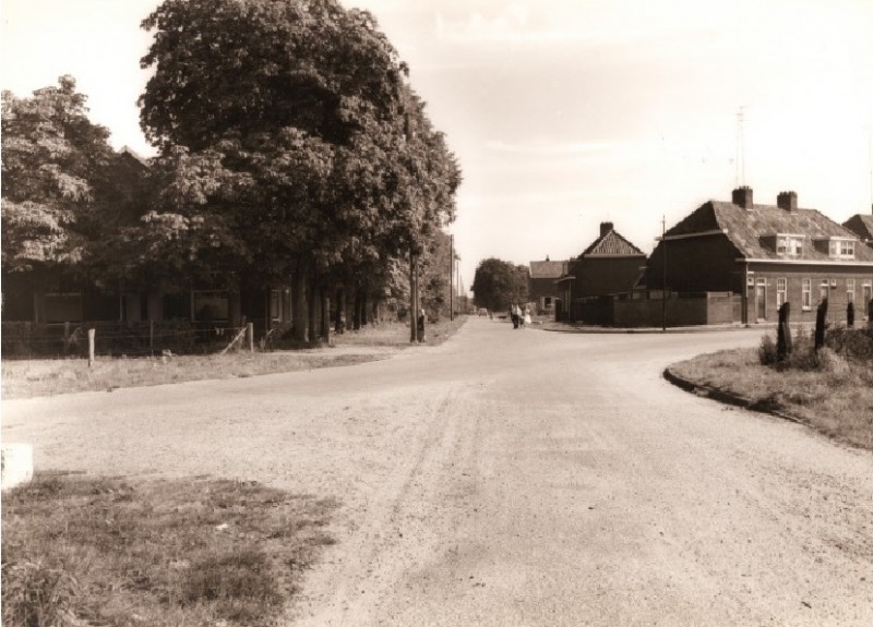 horstlindeweg Bolhaar in 1959.De Kleine Krim, kruispunt Horstlindeweg (later Horstlindelaan) en Drienerweg.jpg