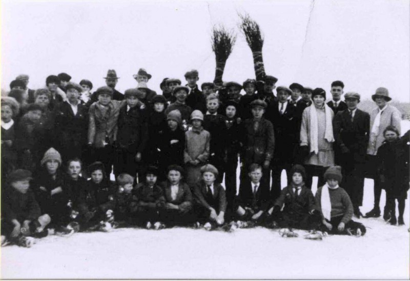 Lonnekerweg 1934. Schaatsliefhebbers Vliermansplas bij Keppels.jpg