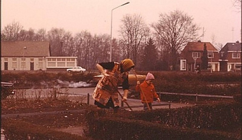 Burg. M. van Veenlaan met op achtergrond cafe Niemeijer aan Geessinkweg nu Hulststraat.jpg