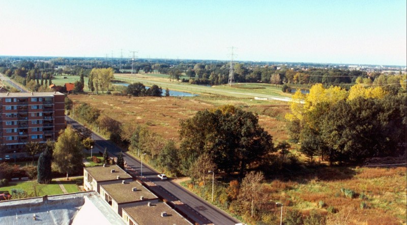 Broekheurnerrondweg-Noord links op de voorgrond het bejaardentehuis Broekheurnerborch. Het gebied vormt na bebouwing de wijk Eikendaal.jpg