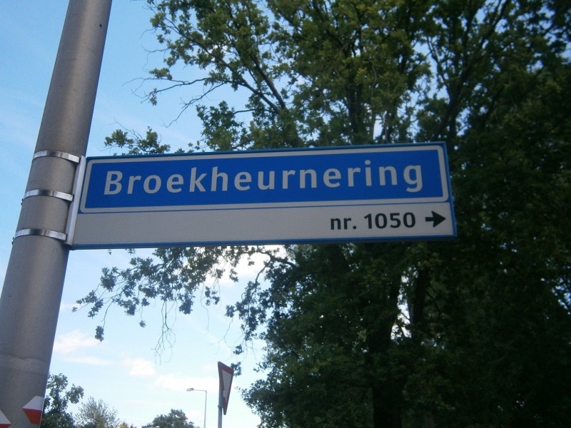 Broekheurnering straatnaambord.JPG