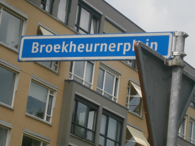 Broekheurnerplein straatnaambord.JPG