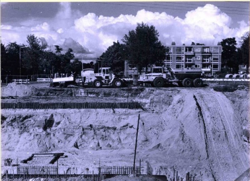 Burg. v. Veenlaan met Zuidhollandlaan - uitgravingen voor aanleg viaduct - 1988...jpg