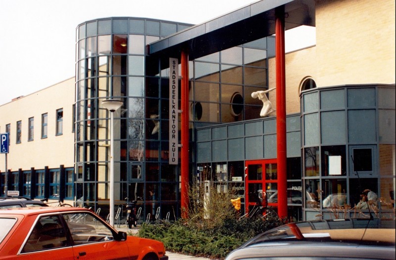 Wesselerbrinklaan Stadsdeelkantoor Zuid met rechts het politiebureau zuid..jpg