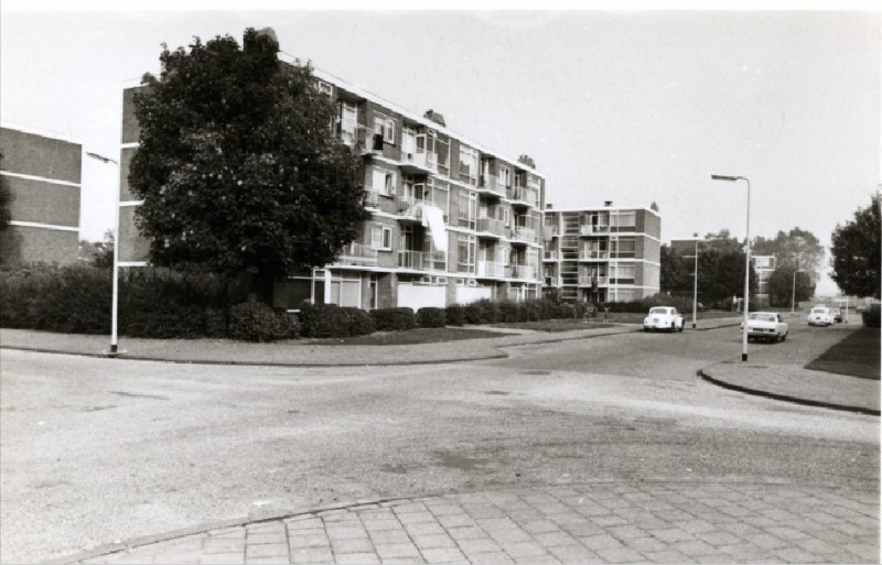Zuidhollandlaan Kruispunt met zicht op aantal flats inde wijk Boswinkel 1978.jpg