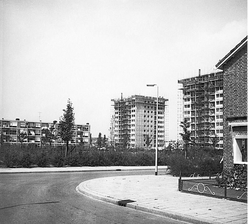 Straatsburglaan hoek Noordoostpolderstraat 1963 torenflats Boswinkel in aanbouw.jpg