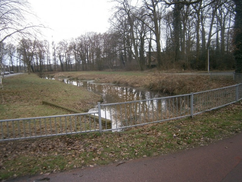 Nederlandlaan beek langs Boswinkelweg.JPG