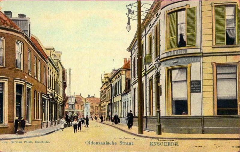 Oldenzaalsestraat 1900 Vanaf Kalanderstraat in noordelijke richting, op de kruising met Langestraat en Gronausestraat, met hotel De Klomp.jpg