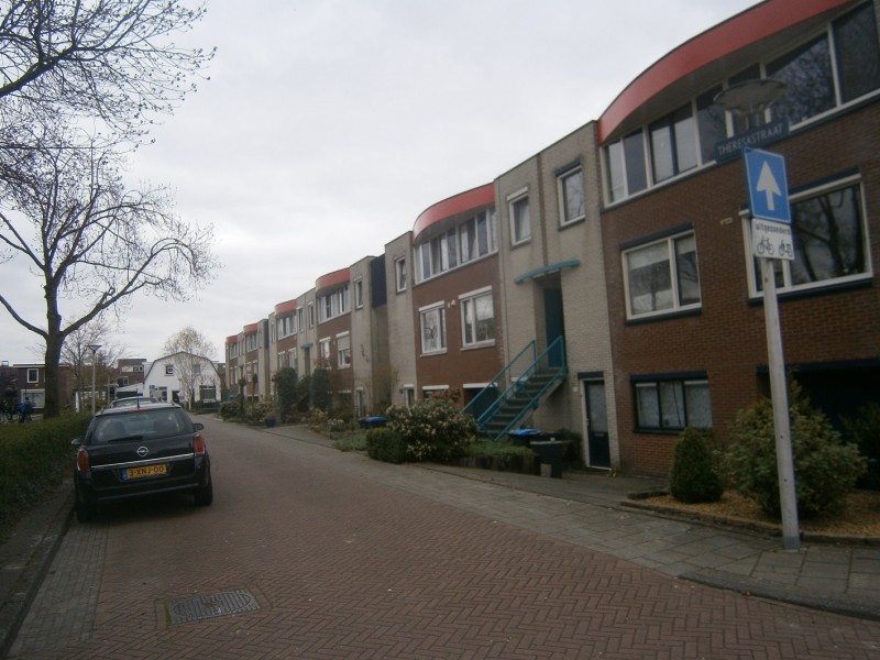 Theresastraat vanaf Helenastraat.JPG