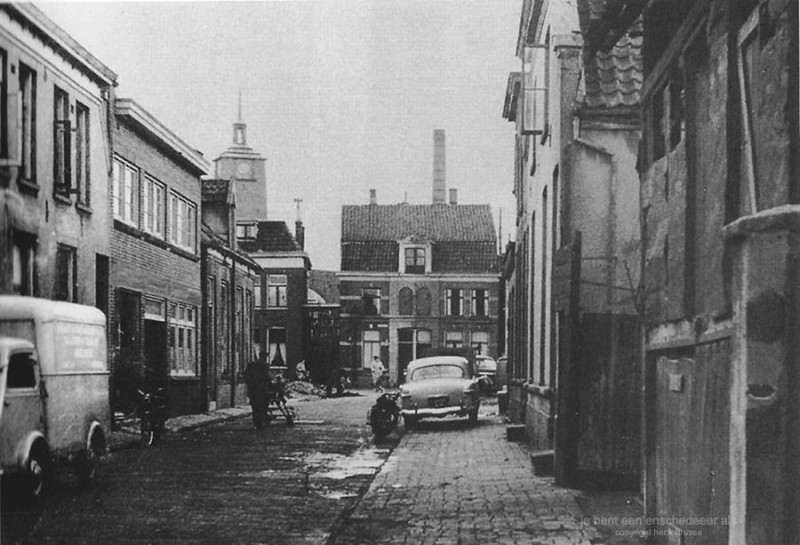 Mooienhofstraat richting Willemstraat. De schoorsteen is van het Badhuis van van Heek...jpg