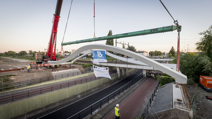 Fietsbrug Auke Vleerstraat verbindt F35 tussen Hengelo en Enschede.jpeg