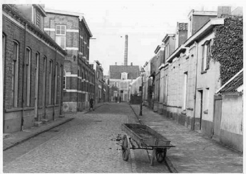 Mooienhofstraat richting Willemstraat met links de Nassaustraat en de hoedenfabriek . de Krim. 1944.jpg