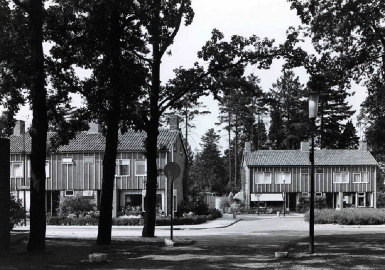 Dr. Zamenhoflaan zicht op aantal woningen 1965.jpg