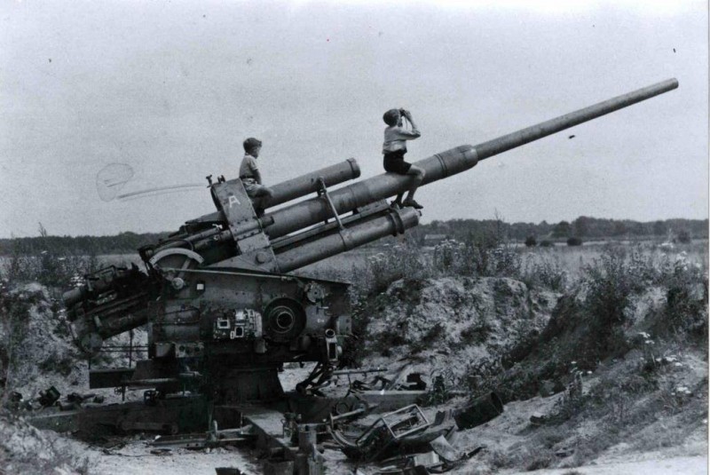 Burg. Stroinkstraat Bruggenmorsweg 1945 achtergelaten luchtafweergeschut.jpg