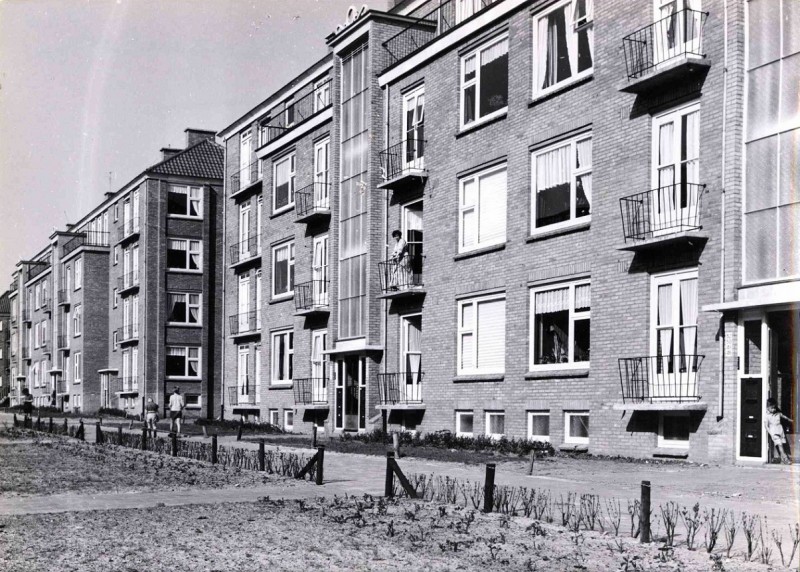 G.J. van Heekstraat Zicht op een flatgebouw, nieuwbouw.jpg