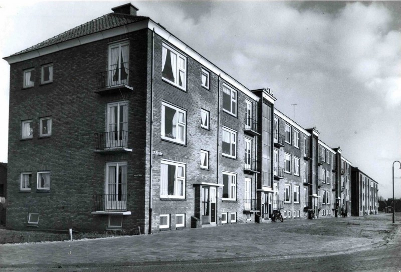 G.J. van Heekstraat 1960 Hoek Maanstraat, flatgebouw.jpg