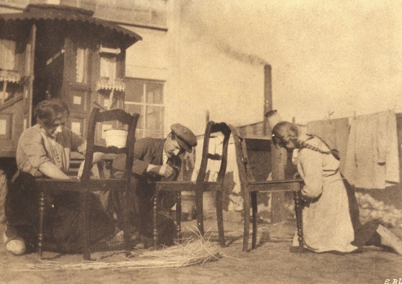 Bekkummerweg later Spoordijkstraat 1930 Woonwagenkamp, bewoners bezig met stoelenmatten (aan de Twekkelerweg .jpg