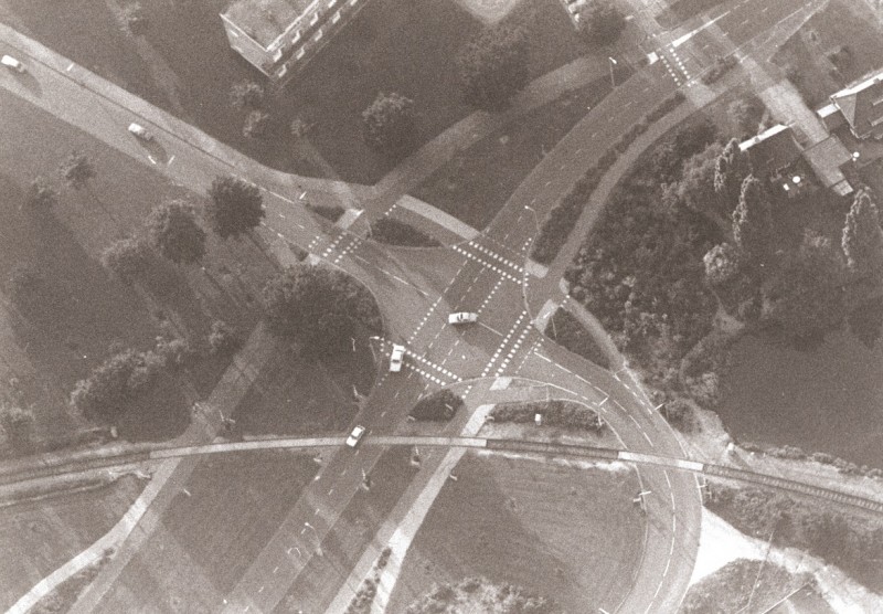 Spoordijkstraat 1975 Luchtfoto kruising Lambertus Buddestraat bij spoorlijn..jpg