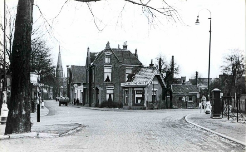 Hengelosestraat - Deurningerstraat - Molenstraat met spoorwegovergang en Blokhuisje 47.Ortskommandantur, Bijvank's Betonemaille 1943.jpg