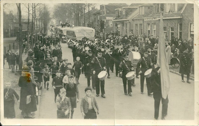 Richtersweg muziekcorps met bussen ivm kampioen Rigtersbleek.jpg