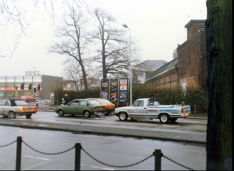 Tubantiasingel 1986 Aan de overkant textielfabriek Schuttersveld van Gebr. van Heek aan de Hengelosestraat met aan de overkant er van Opel garage Roeloffzen. (Later garage Bleeker) omstreeks 1986..jpg