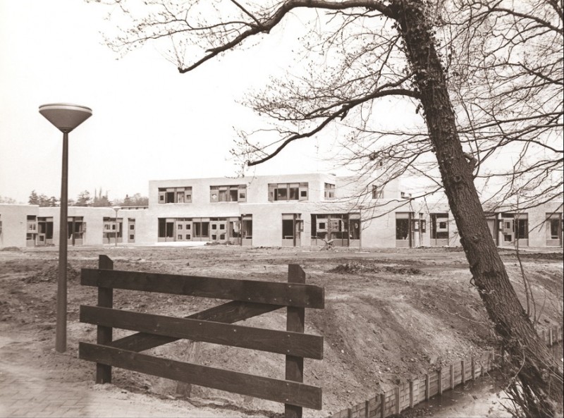 Roessinghsbleekweg feb. 1971 Nieuwbouw dagverblijf van revalidatiecentrum het Roessingh.jpg