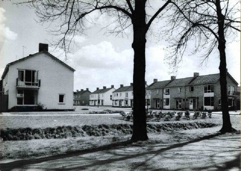 Dr W.H.Nolenstraat zicht op aantal woningen. 1955.jpg