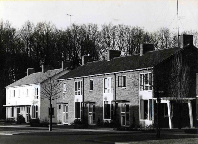 van Hogendorpstraat Hoek Dr. W.H. Nolensstraat, enige woningen 1955.jpg