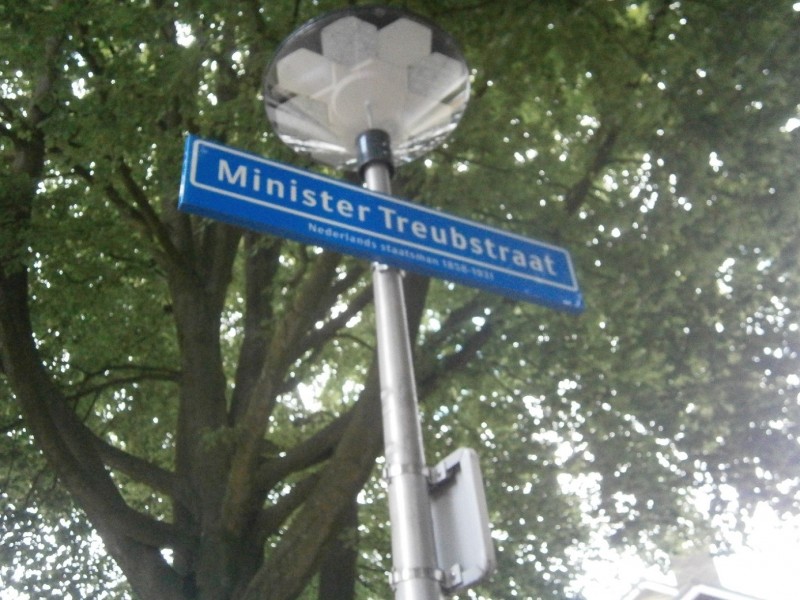 Minister Treubstraat straatnaambord.JPG