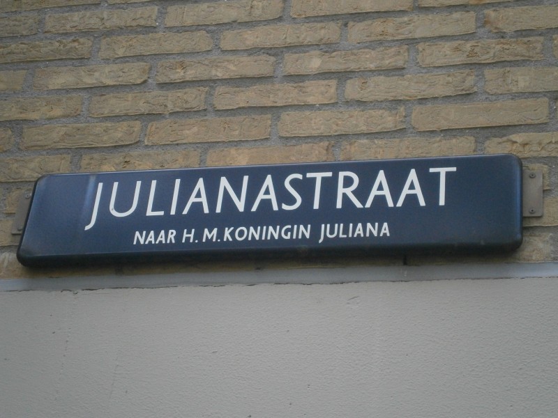 Julianastraat straatnaambord (2).JPG