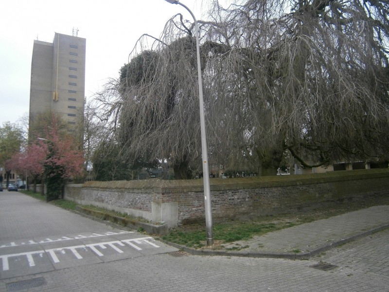 Veenstraat rechts muur stadskerkhof.JPG