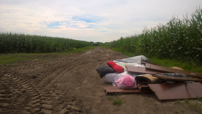 Compleet bed gedumpt op de Usseler Es in Enschede.jpeg