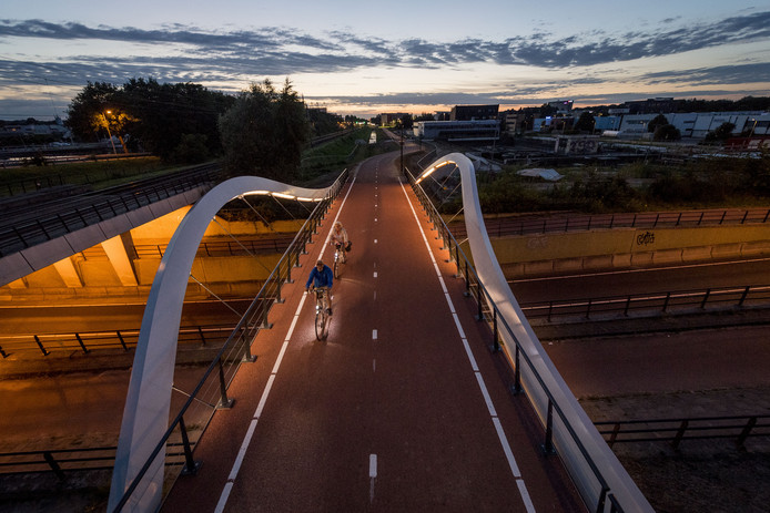 Nieuwe fietsbrug in Enschede voor het eerst verlicht.jpeg