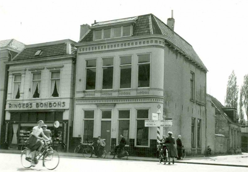 Langestraat Winkelpanden tegenover stadhuis. hoek Raadhuisstraat.jpg