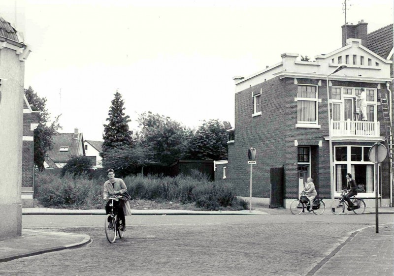 Tweede Bothofdwarsstraat Kruising met de Lipperkerkstraat 1982..jpg