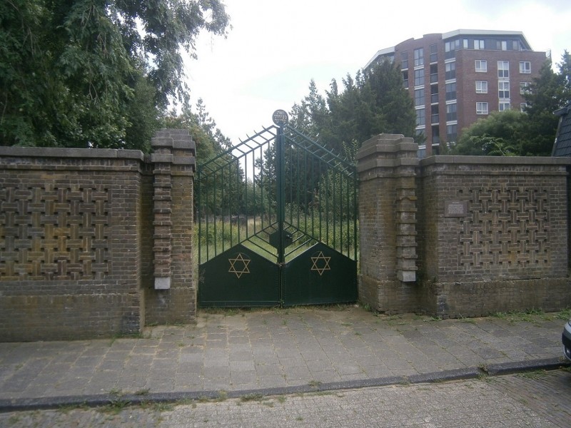 Kneedweg poort Joods begraafplaats.JPG