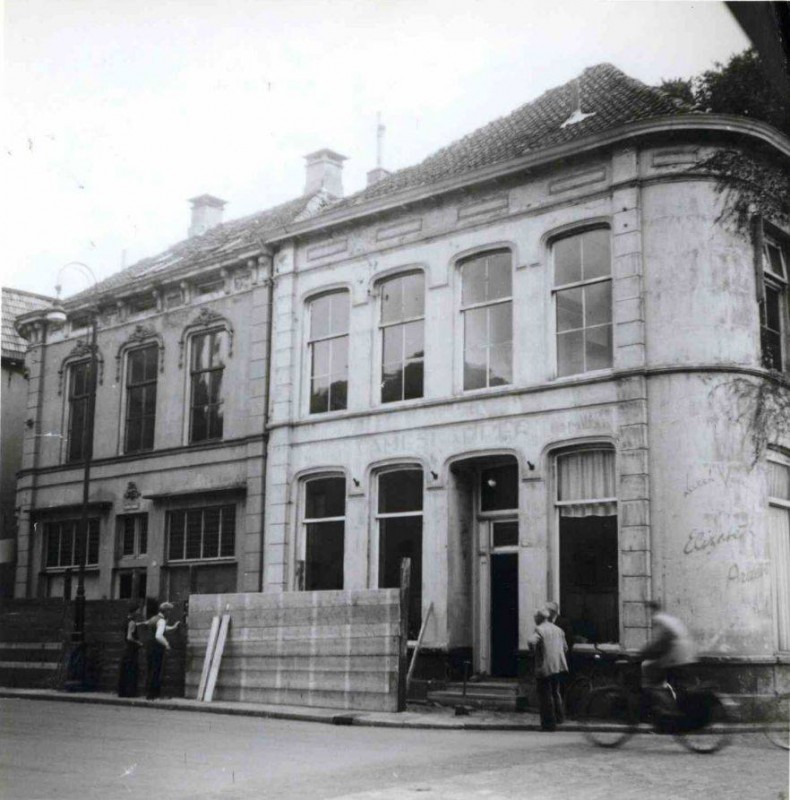 Langestraat hoek Raadhuisstraat Herenhuizen tussen Knijphoeksteeg en Kerkgang 2-9-1953 pand rechts is gesloopt.jpg