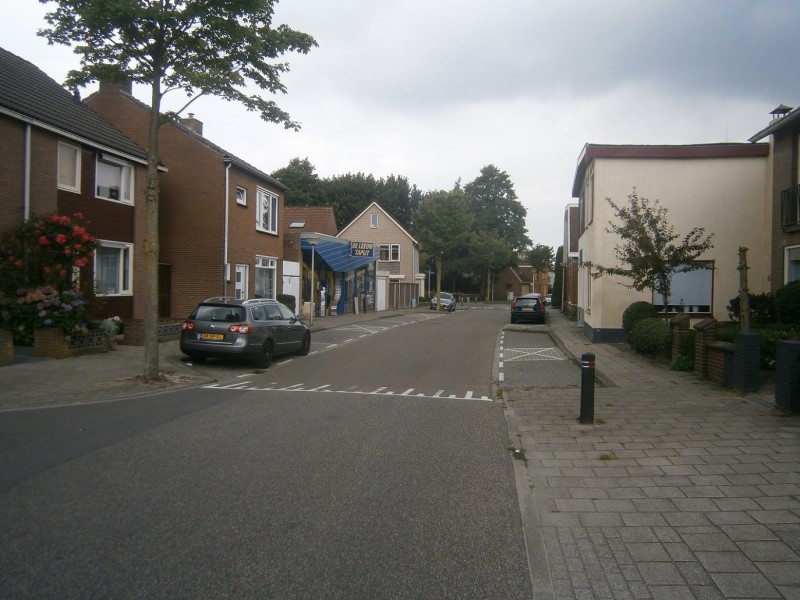 Oostveenweg vanaf Esstraat richting Lipperkerkstraat.JPG